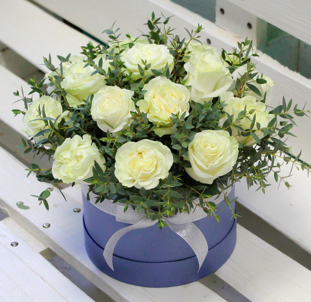 Купити білі троянди в шляпной коробці Дніпро