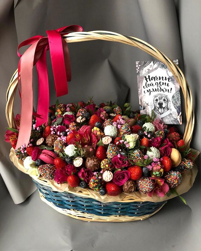 Купить корзину с ягодами клубникой в шоколаде доставка Днепр